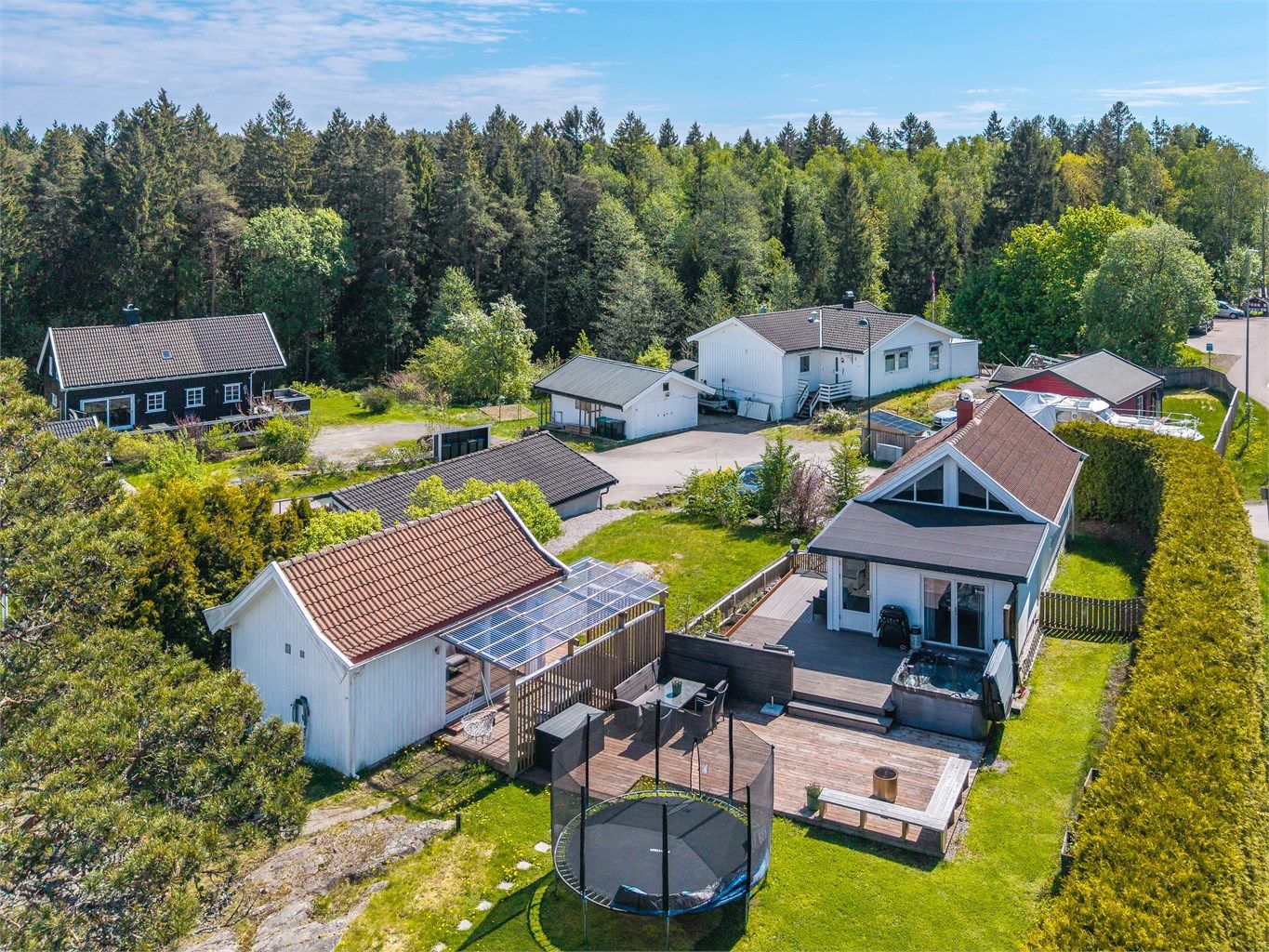 Hagen er variert opparbeidet med gressplen, svaberg, hellelagte gangstier og vakre beplantninger. 