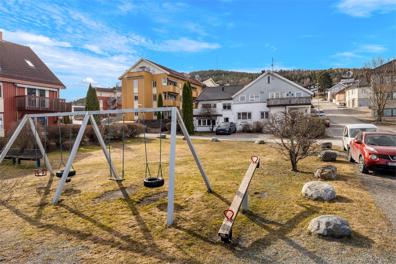 Umiddelbar nærhet til lekeplass, båthavn og fjorden.