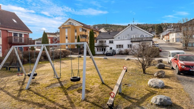 Umiddelbar nærhet til lekeplass, båthavn og fjorden.
