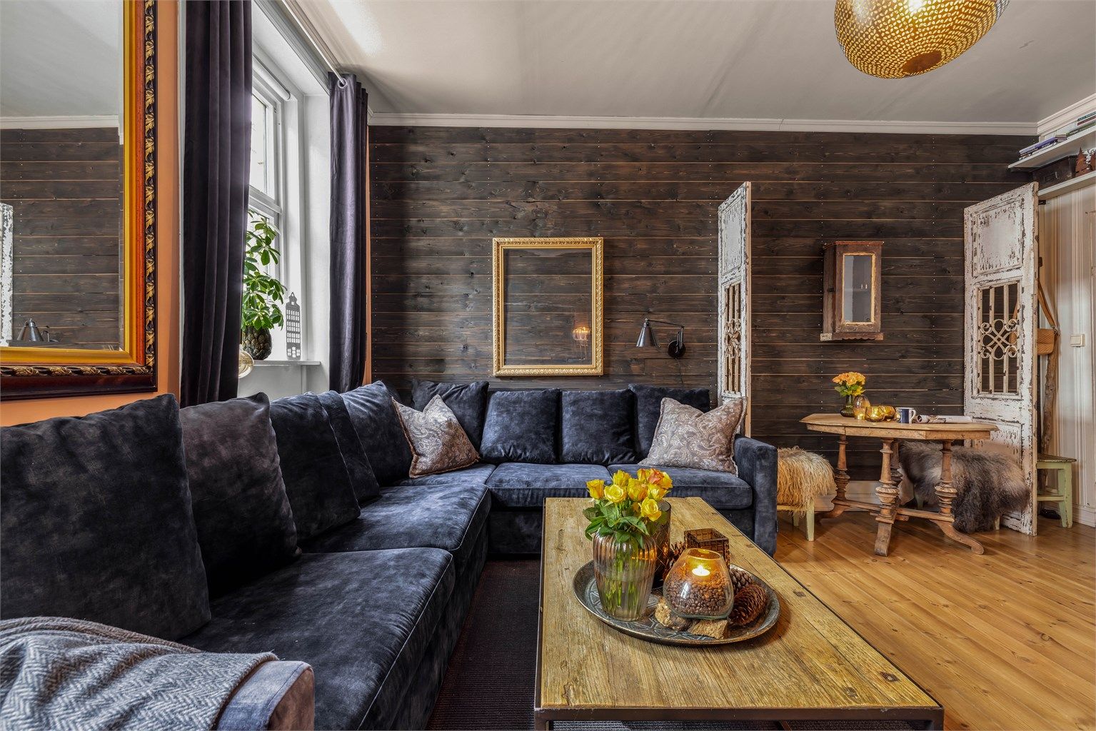 Alle gulv er slipt og lakkert de senere årene.