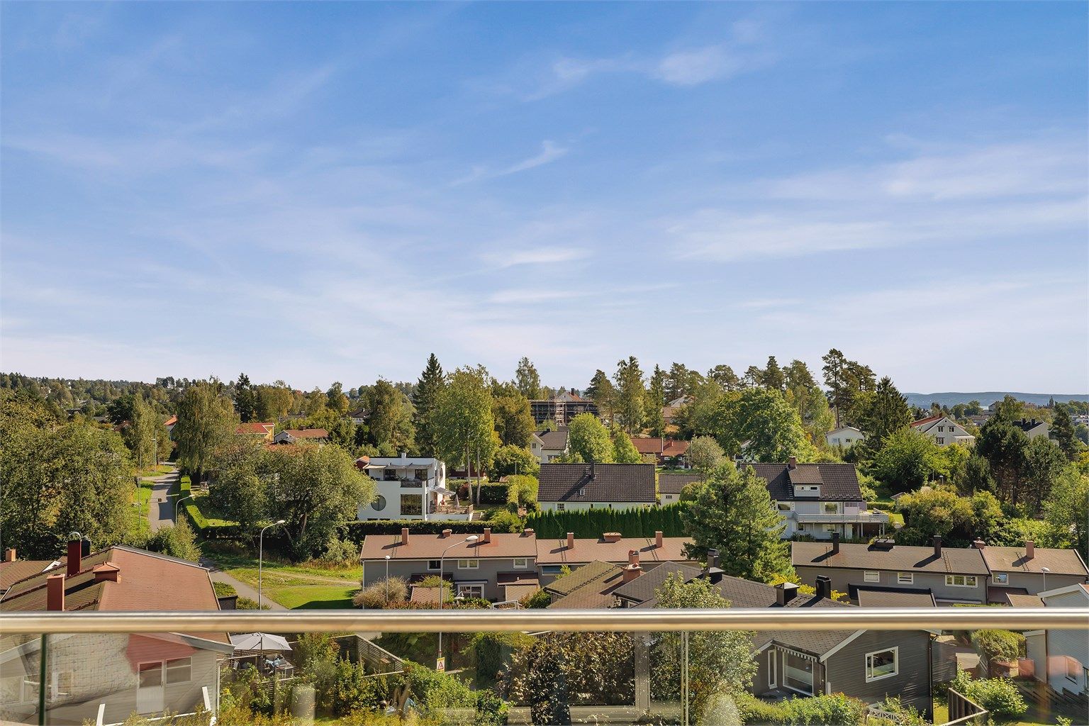Med beliggenhet på en høyde ligger leiligheten plassert høyt og fritt i terrenget, men herlig utsyn over nabolaget, og helt ned til fjorden. 