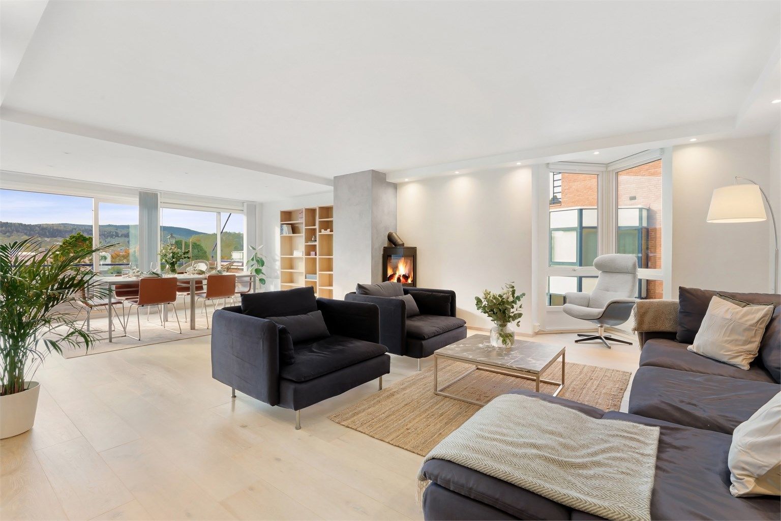 Leiligheten ble pusset opp i 2021 og fremstår med gjennomgående høy standard og moderne materialvalg