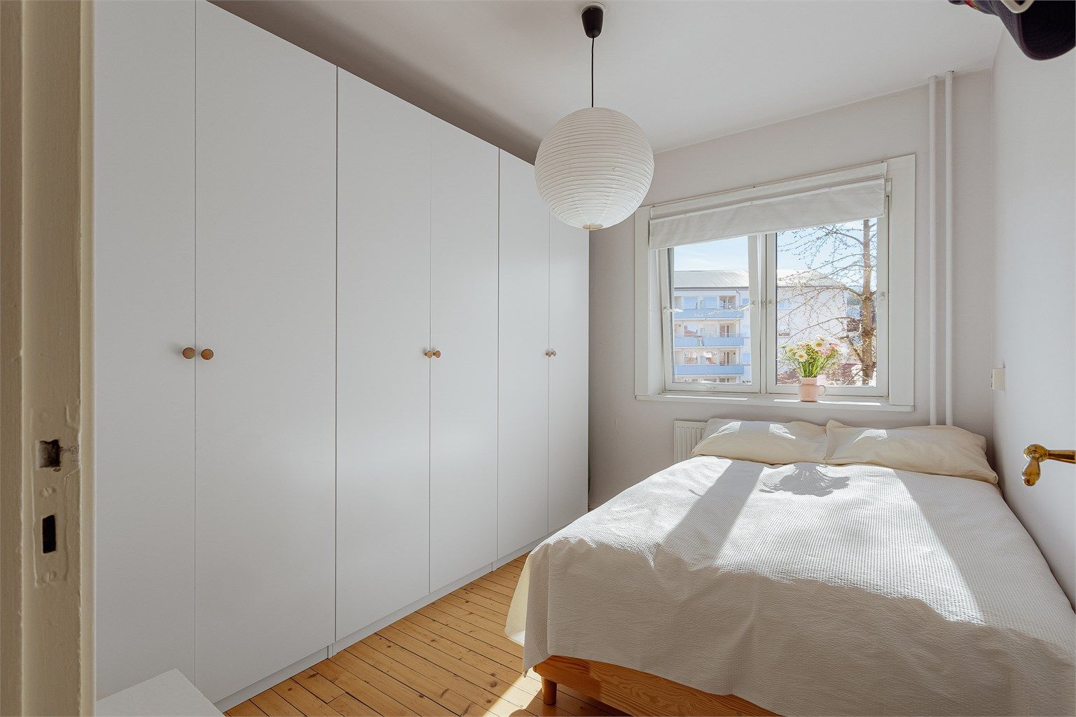 Den store garderobeløsningen gir en ryddig og organisert følelse på soverommet.