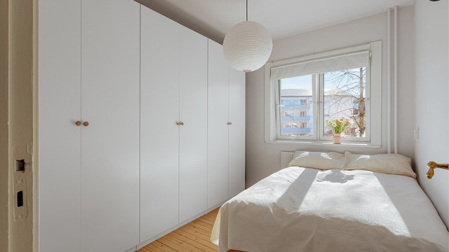 Den store garderobeløsningen gir en ryddig og organisert følelse på soverommet.