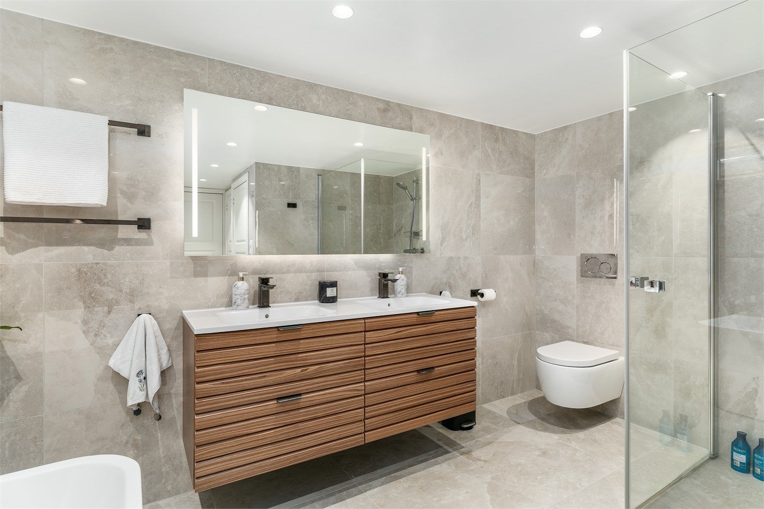 Baderomsmøblene er fra Vikingbad, med dobbel servant som gjør det enkelt for to personer å benytte badet samtidig.