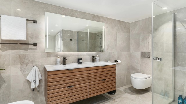 Baderomsmøblene er fra Vikingbad, med dobbel servant som gjør det enkelt for to personer å benytte badet samtidig.