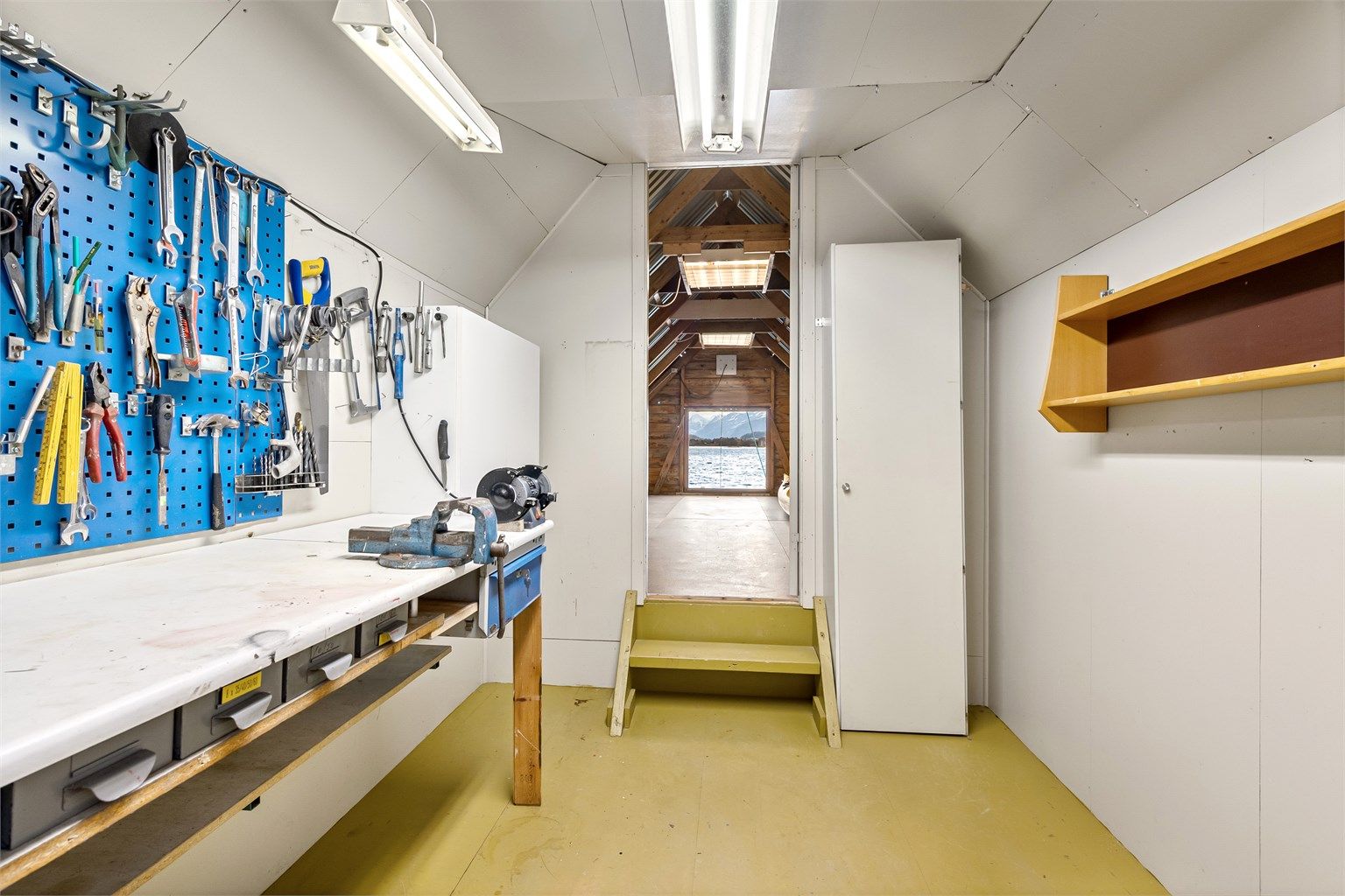Arbeidsrom i bakkant av naustet med inngang fra nord