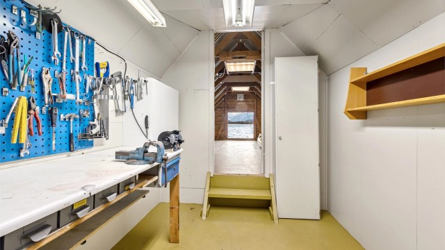 Arbeidsrom i bakkant av naustet med inngang fra nord