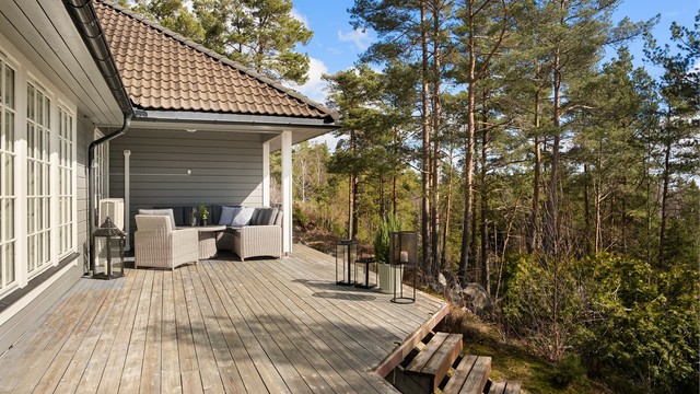 I kroken under taket innerst på terrassen er det lun og hyggelig å sitte ute også på lyse sommerkvelder - helt usjenert.