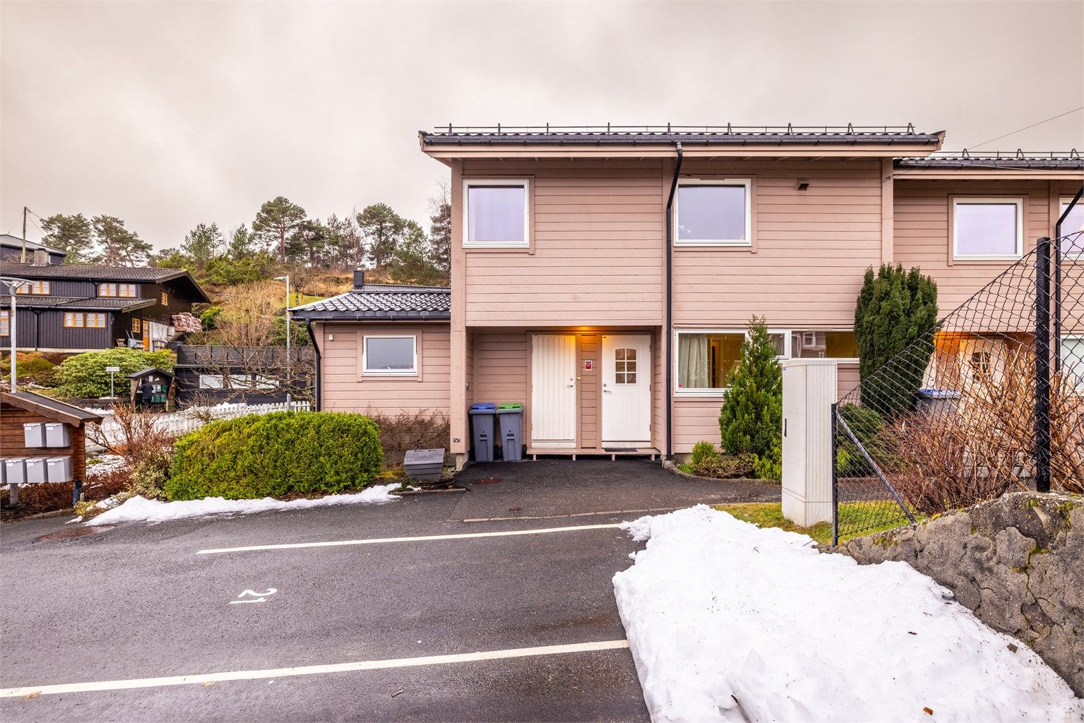 - Det medfølger fast parkeringsplass med el-bil lader. I tillegg er det gjesteparkering tilhørende borettslaget. -