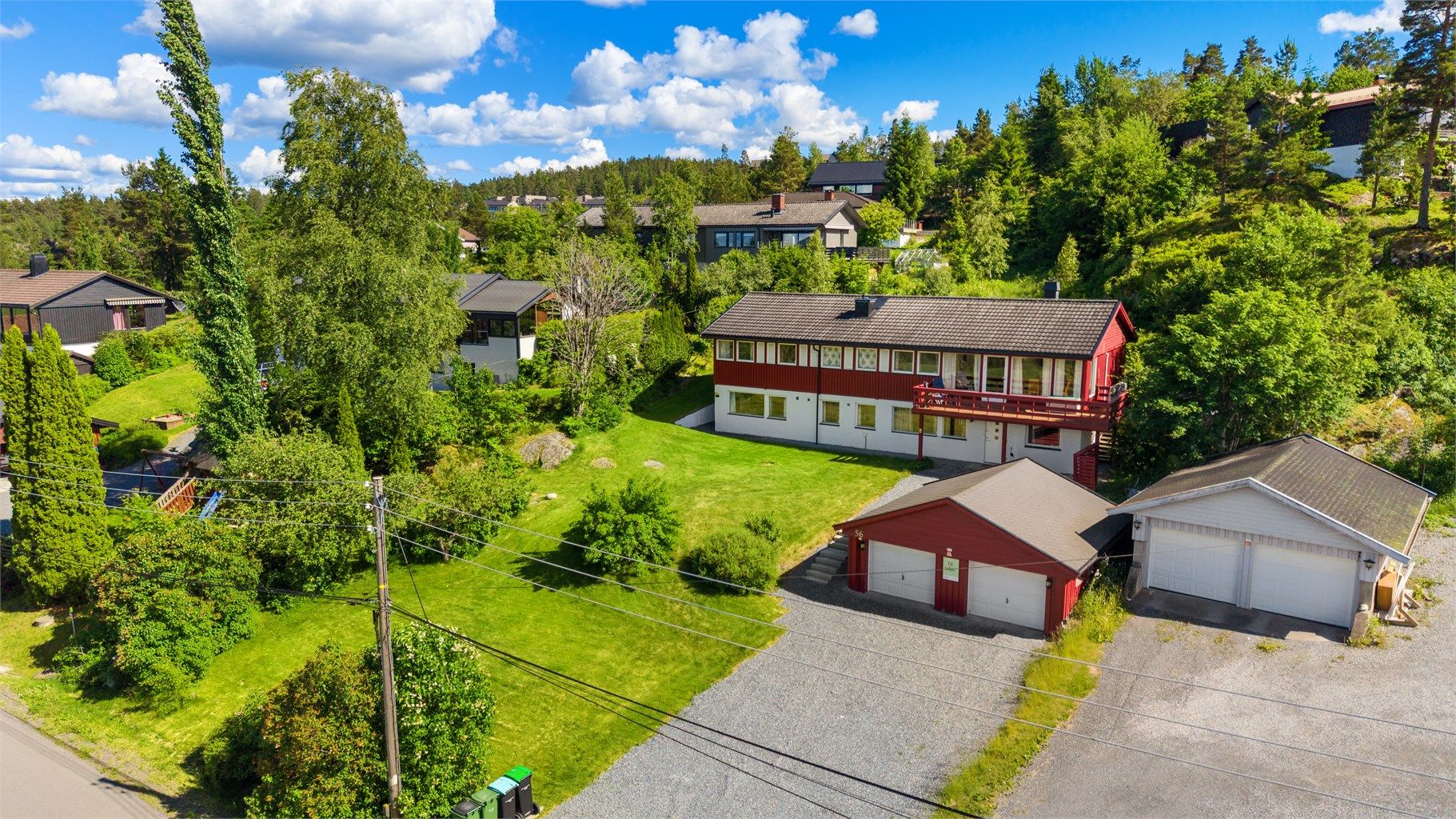 Enebolig med godkjent hybel i underetasjen, beliggende i et etablert og naturskjønt boligområde.
Foto: Digit Media