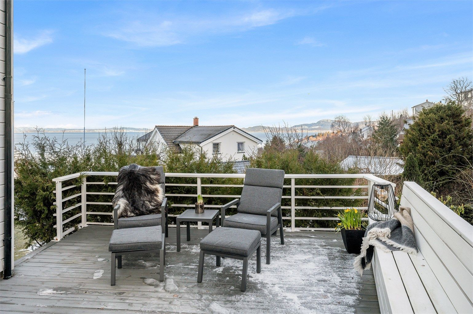 Også her kan man nyte fantastiske solforhold og en nydelig fjordutsikt. Terrassen har morgensol fra ca. kl. 07:00 til 15:00 på sommerstid i følge selger– en flott uteplass for rolige morgener og formiddagssol.