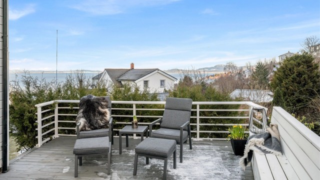Også her kan man nyte fantastiske solforhold og en nydelig fjordutsikt. Terrassen har morgensol fra ca. kl. 07:00 til 15:00 på sommerstid i følge selger– en flott uteplass for rolige morgener og formiddagssol.
