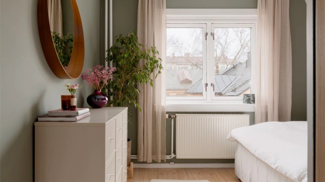 Soverommet har, i likhet med stuen, originale tregulv og oppvarming via radiator.