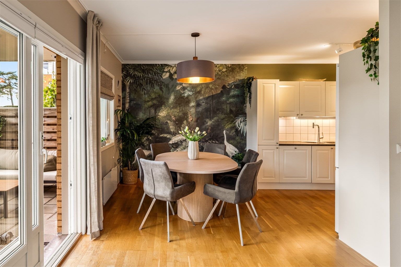 Åpen stue- og kjøkkenløsning med god plass til spisebord og sittegruppe.
Foto: Foto: Fotograf Magik