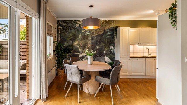 Åpen stue- og kjøkkenløsning med god plass til spisebord og sittegruppe.
Foto: Foto: Fotograf Magik