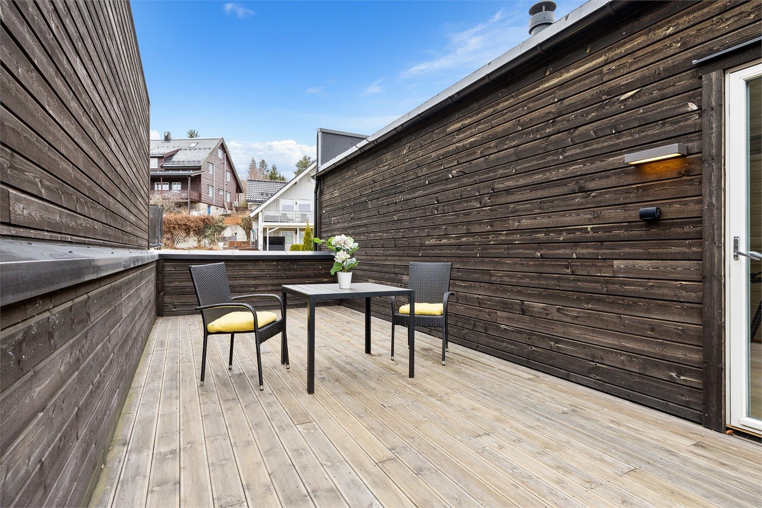 Herlig takterrasse på hele 24 kvm, her er det plass til hele grillselskapet. Dobbestikk for strøm på vegg