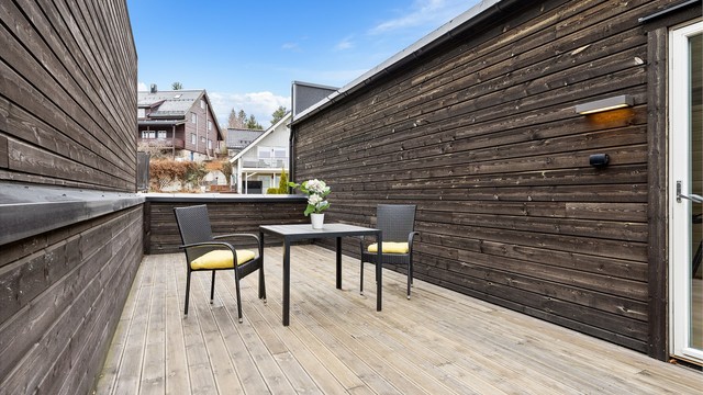 Herlig takterrasse på hele 24 kvm, her er det plass til hele grillselskapet. Dobbestikk for strøm på vegg