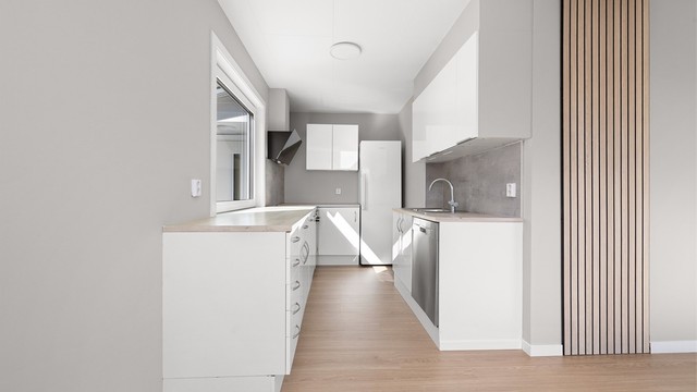 Kjøkkeninnredning fra IKEA med glatte fronter og laminat benkeplate.