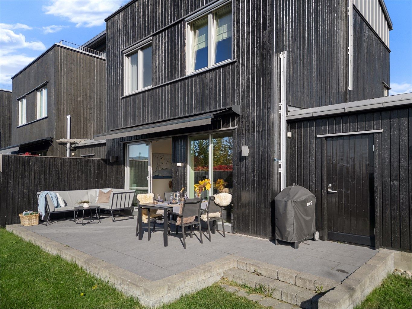 Det adkomst til utvendig bod fra hagen. Boden har dør inn til garasjen. I tillegg er det to frittstående boder. Hele bakhagen er inngjerdet. 