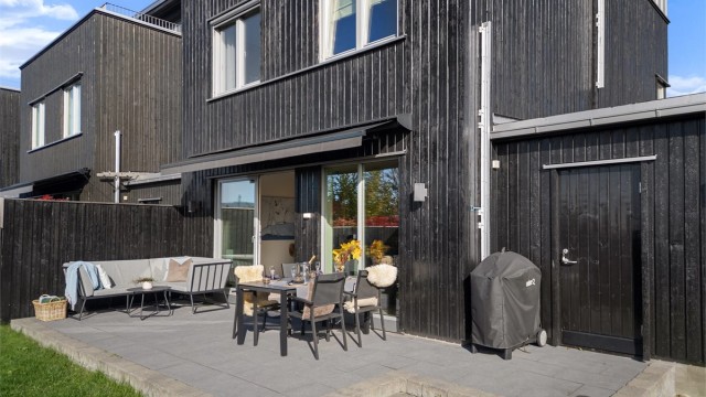 Det adkomst til utvendig bod fra hagen. Boden har dør inn til garasjen. I tillegg er det to frittstående boder. Hele bakhagen er inngjerdet.