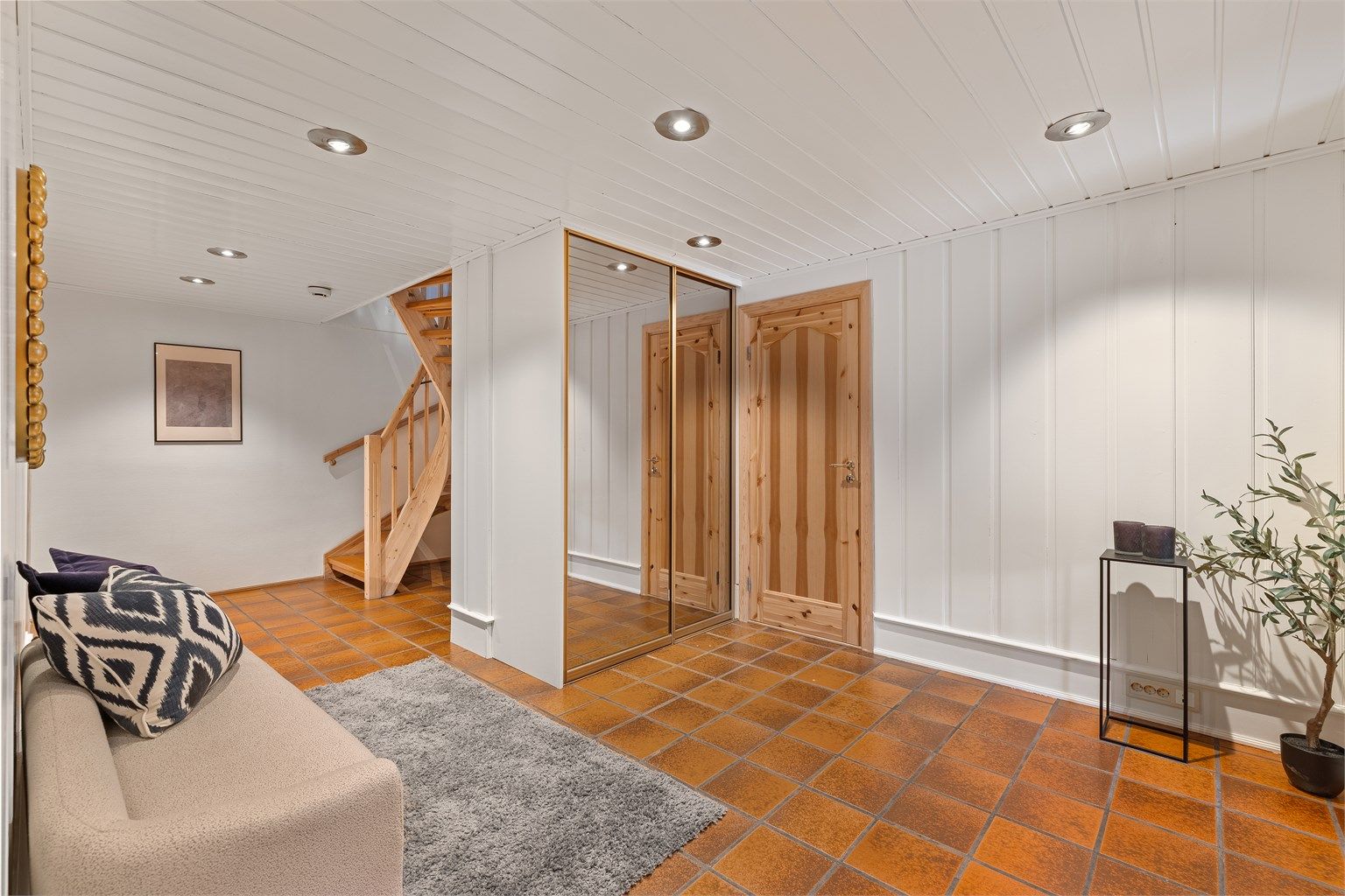 Velkommen inn i hallen med nymalt tak og vegger, varme i gulvet, god garderobe og downlights i tak