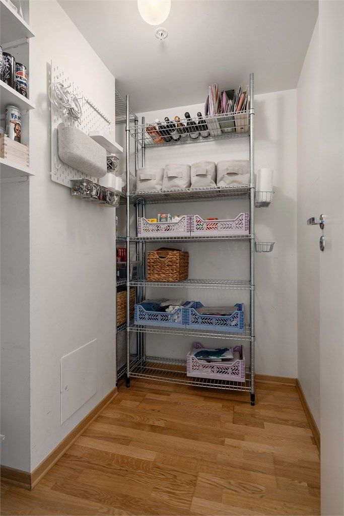 Praktisk, innvendig bod på ca. 2 kvm. Boden er innredet med hyller som medfølger ???? 