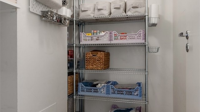 Praktisk, innvendig bod på ca. 2 kvm. Boden er innredet med hyller som medfølger ????