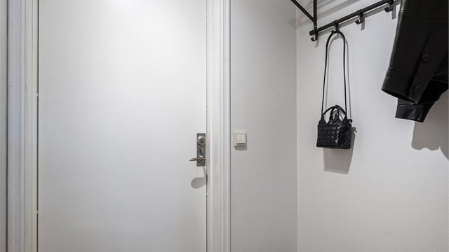 Innbydende entré med plass for yttertøy og sko
