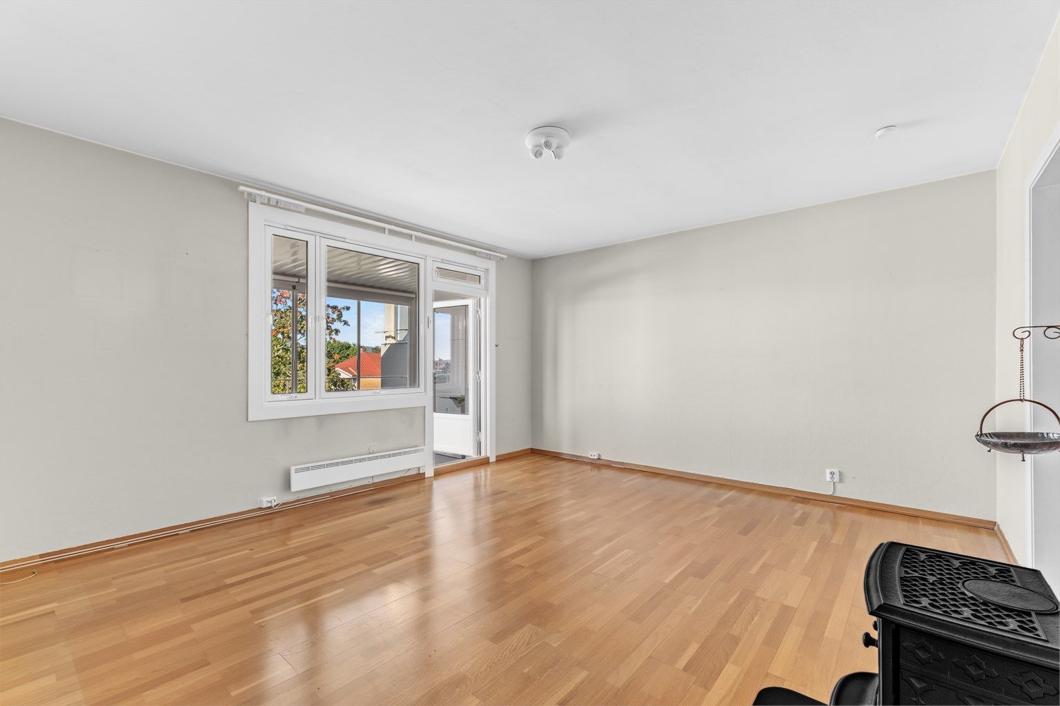 Eksisterende stue - her har du direkte utgang til solrik balkong som er innglasset i 2024 - Denne kan nytes både sommer som vinter