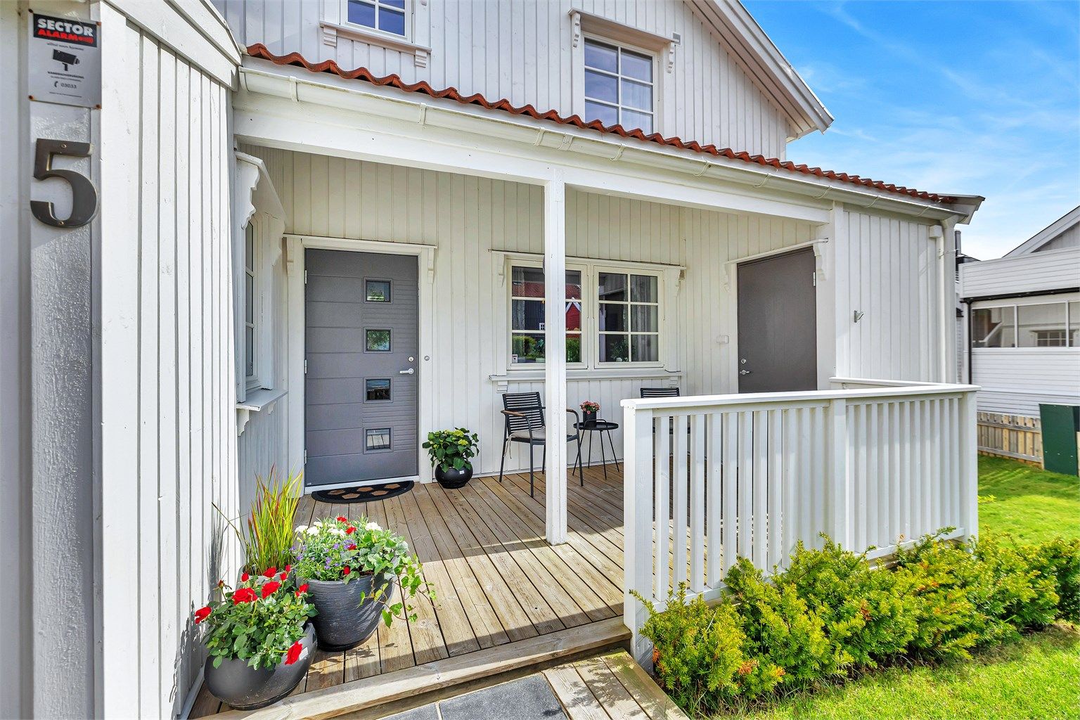 Praktisk utebod ved inngangspartiet