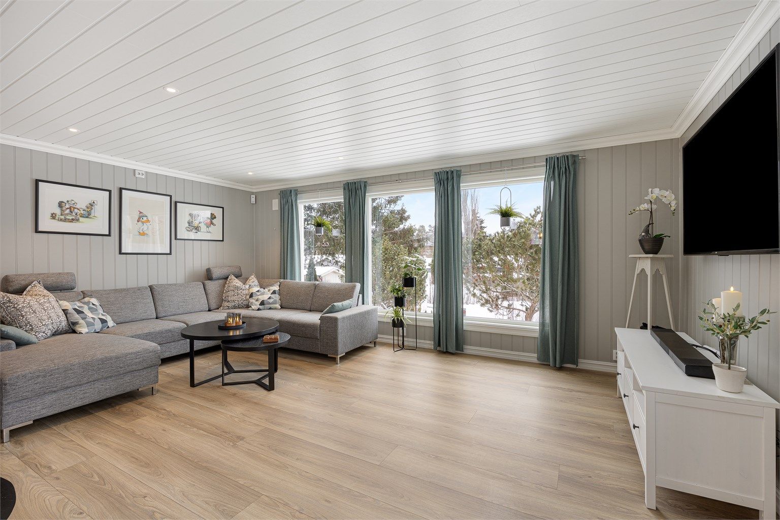 Vegger og himling i stuen er holdt i lyse, nøytrale farger, fornyet i 2018.