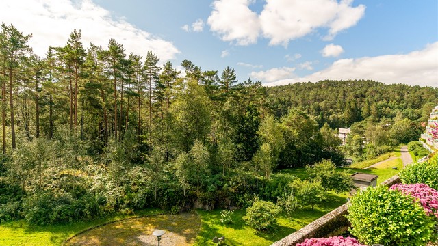 - Fra leiligheten er det kort vei til nærmeste busstopp, der 18 bussen tar deg til Fyllingsdalen terminal og videre til sentrum -
