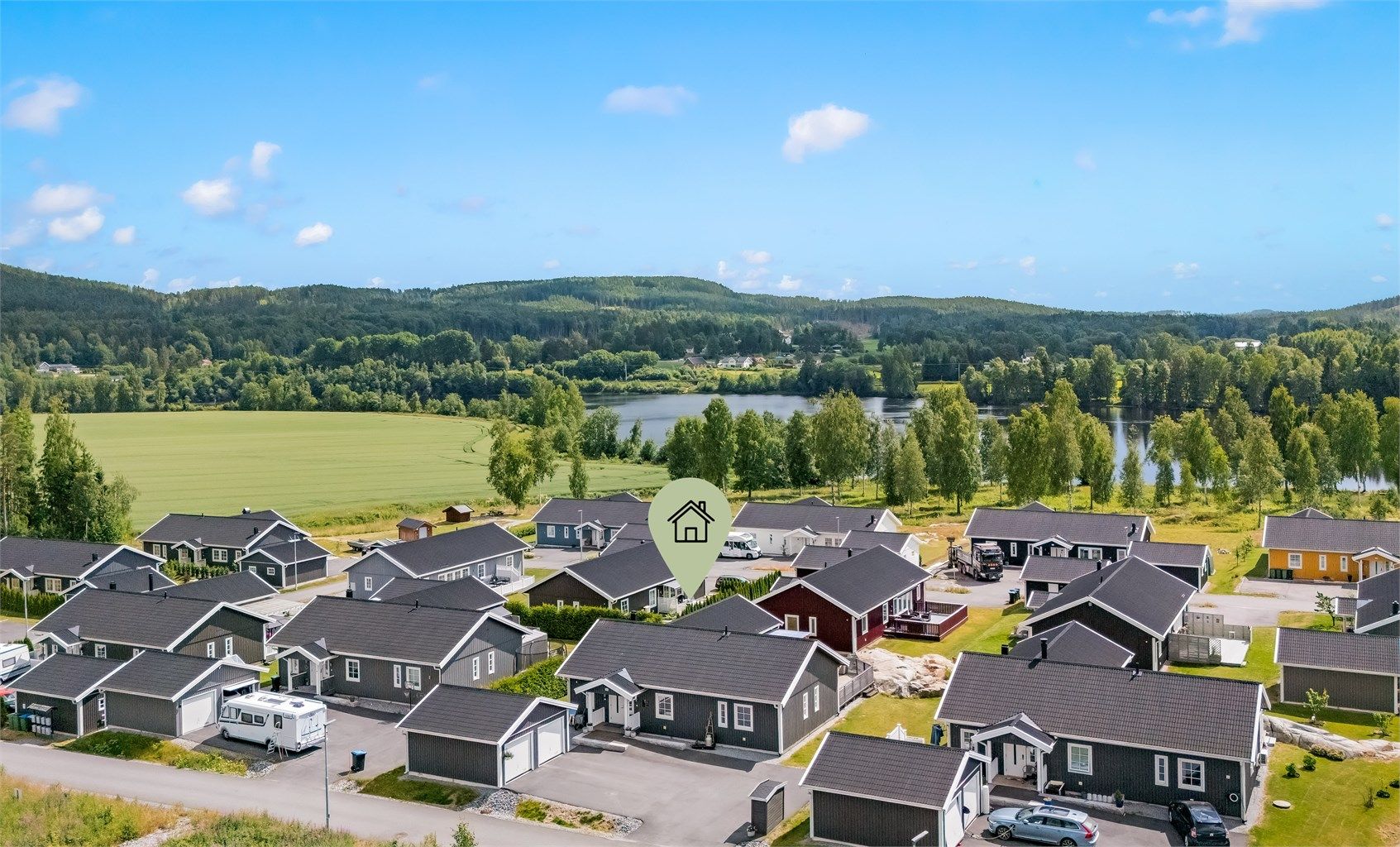 Boligen ligger i rolige og naturnære omgivelser på Bjertnestunet på Oppaker.