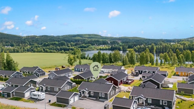 Boligen ligger i rolige og naturnære omgivelser på Bjertnestunet på Oppaker.