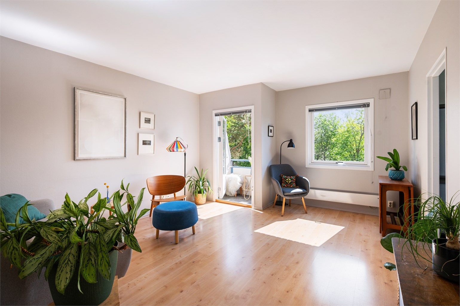 Stuen har god størrelse og plass til både spisebord og sofagruppe