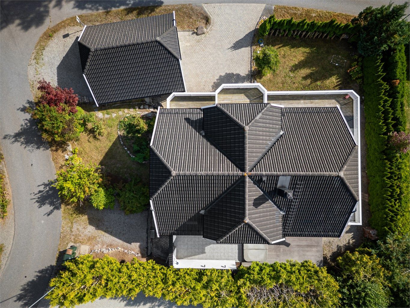 Forøvrig er det parkering på egen gårdsplass, belagt med belegningsstein.