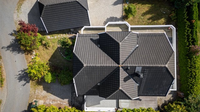 Forøvrig er det parkering på egen gårdsplass, belagt med belegningsstein.