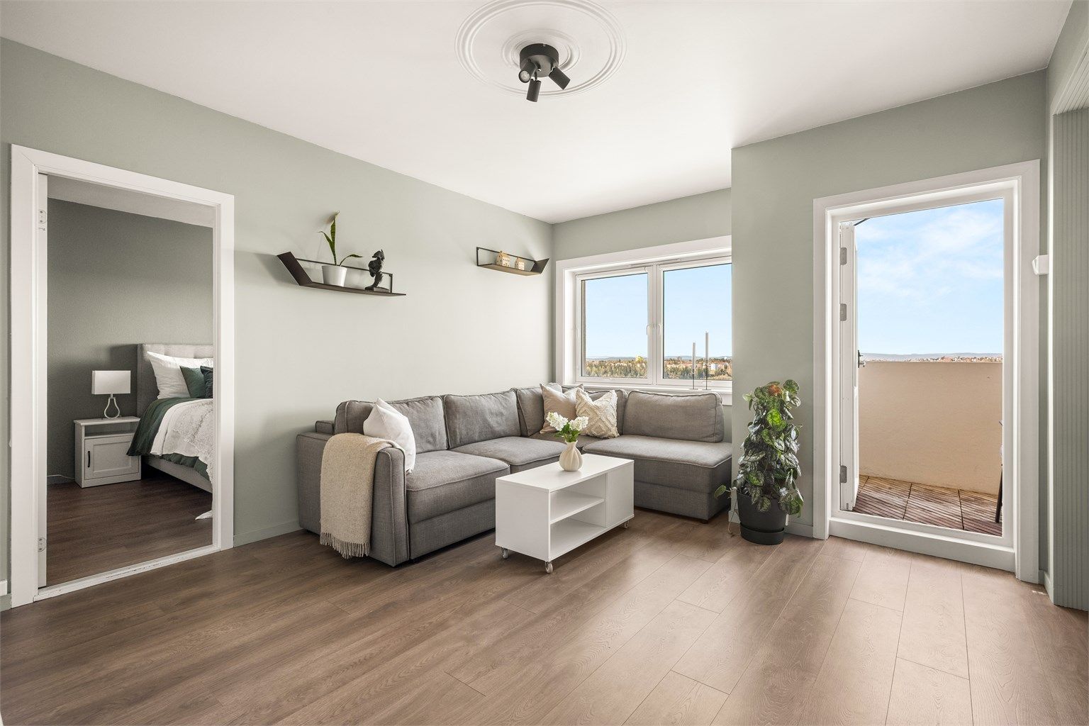 Oppvarming skjer via radiatorer, og varmtvann og fyring er inkludert i felleskostnadene.