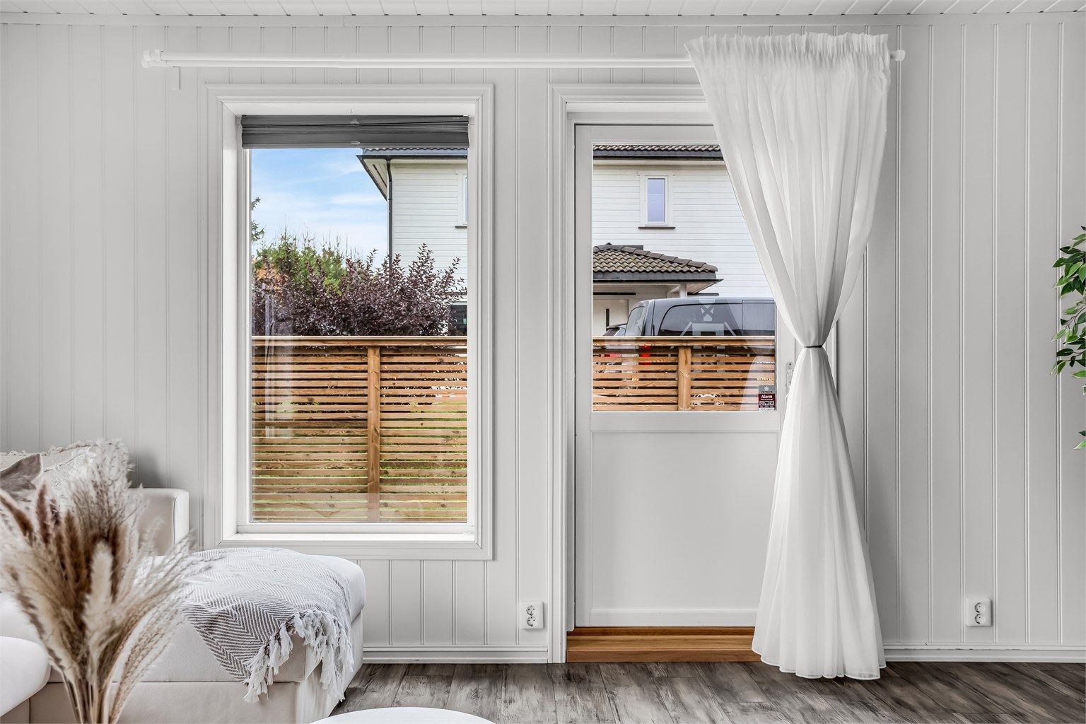 Fra stuen er det utgang til boligens terrasse, en naturlig forlengelse av boligen.