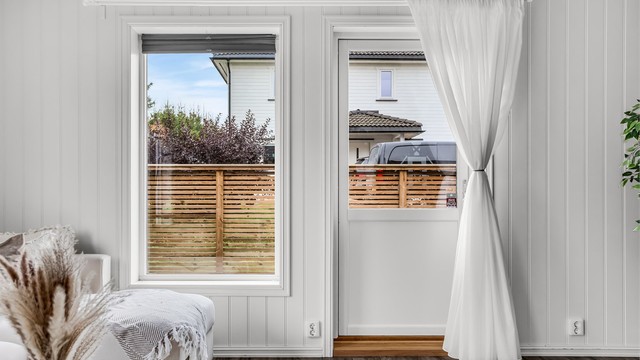 Fra stuen er det utgang til boligens terrasse, en naturlig forlengelse av boligen.