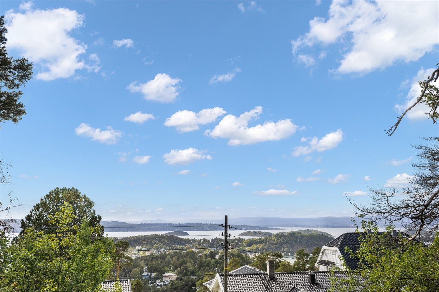 Flott utsikt over fjorden, øyene og byen. 