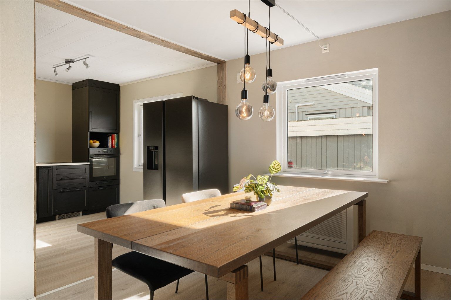 Lys og åpen løsning mellom kjøkkenet og spisestuen. Foto Kristine Tofte.