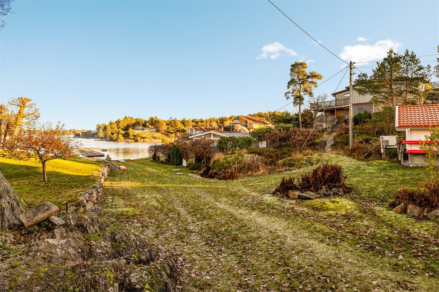 Fra eiendommen er det kort gangavstand ned til fellesområde med brygge.