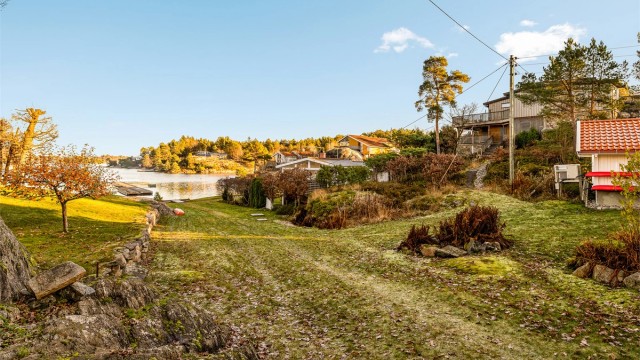 Fra eiendommen er det kort gangavstand ned til fellesområde med brygge.