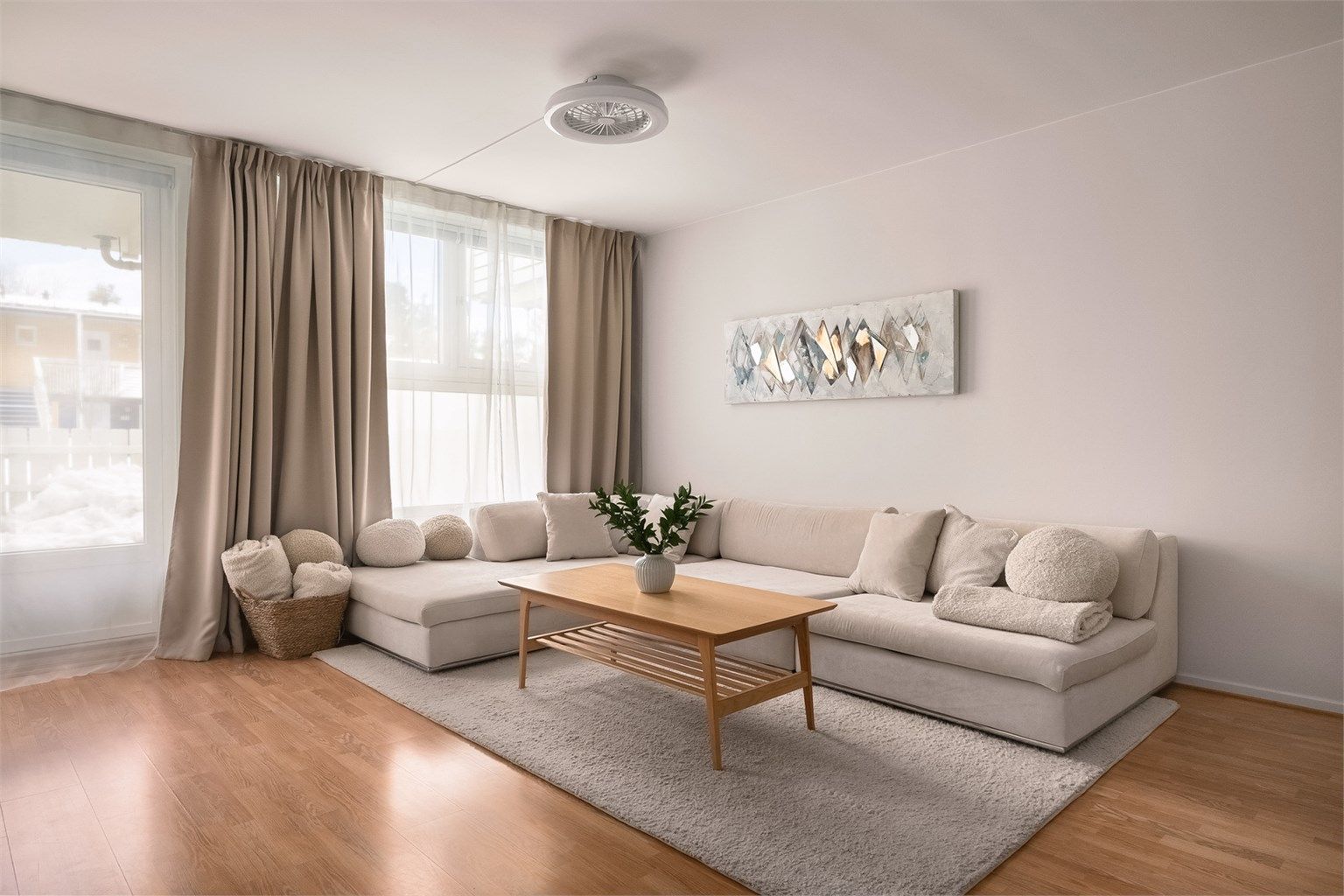 En stor og luftig 3-roms leilighet med romslig planløsning, store vindusflater og en romslig markterrasse på 14 kvm. 