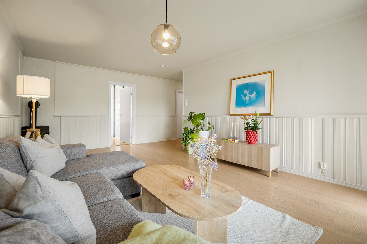 Utgang fra stuen til innglasset balkong