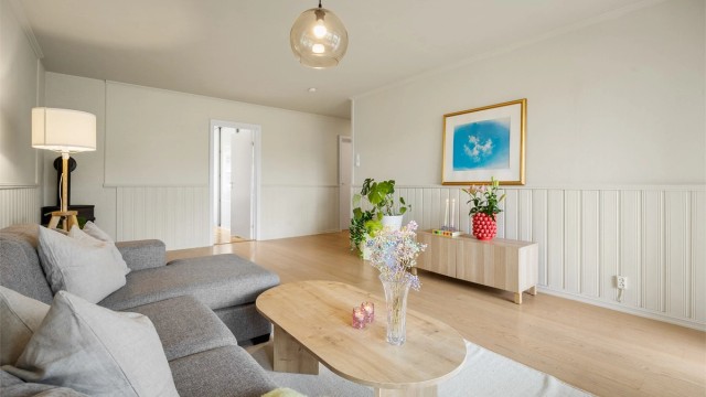 Utgang fra stuen til innglasset balkong