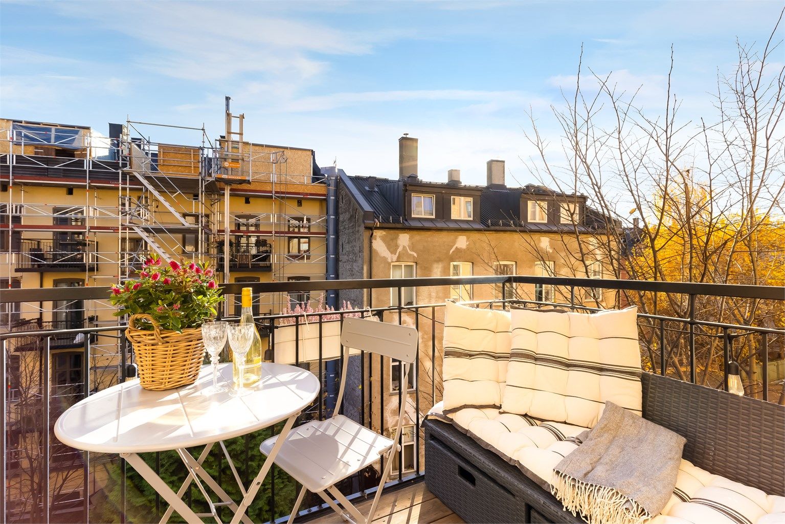 Her kan man nyte sola fra tidlig morgen til ca. kl. 17 på sommeren iht. selger.