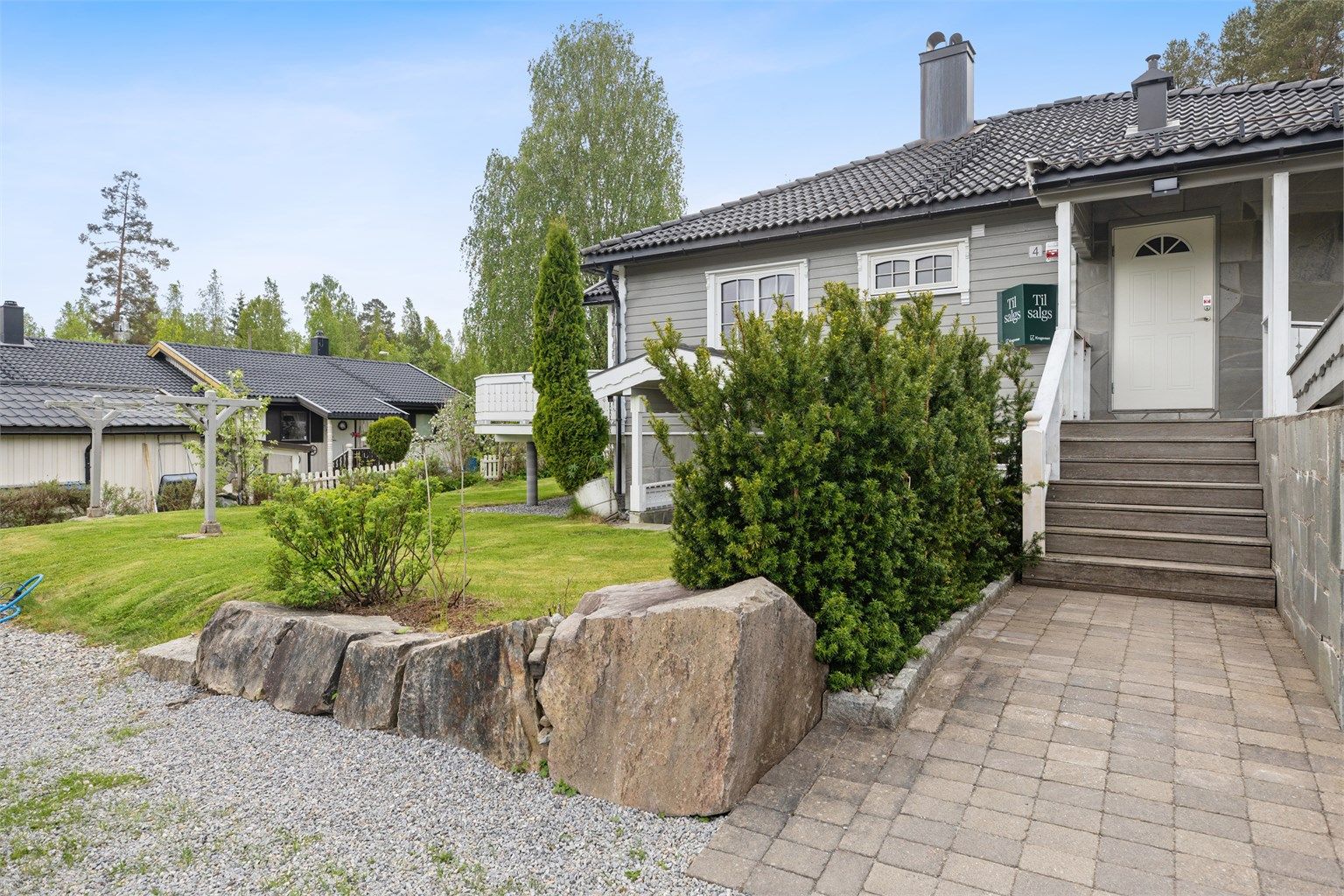 Boligen har en innbydende adkomst med brosteinsbelagt inngangsparti, og man ankommer via en romslig, gruslagt gårdsplass